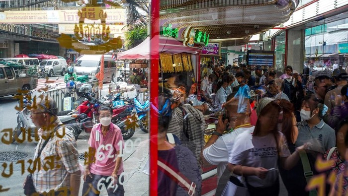 Warga Bangkok Antre Beli Emas Saat Harga Meroket Gold necklaces are displayed inside a gold shop in Bangkok's Chinatown, Thailand, October 9, 2025. REUTERS/Athit Perawongmetha TPX IMAGES OF THE DAY