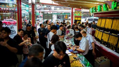 Warga Bangkok Antre Beli Emas Saat Harga Meroket