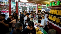 Sejumlah pelanggan memadati toko emas di Chinatown, Bangkok, Thailand, Kamis (9/10/2025). Lonjakan harga emas global mendorong warga berinvestasi dalam bentuk perhiasan. REUTERS/Athit Perawongmetha 