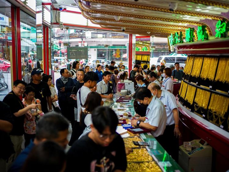 Warga Bangkok Antre Beli Emas Saat Harga Meroket