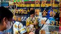 Seorang pegawai memperbarui daftar harga emas di toko kawasan Chinatown, Bangkok, Thailand, Kamis (9/10/2025). Kenaikan harga harian membuat konsumen terus memantau nilai jual beli. REUTERS/Athit Perawongmetha 