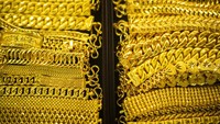 Gelang emas dipajang di etalase toko emas kawasan Chinatown, Bangkok, Thailand, Kamis (9/10/2025). Permintaan tinggi membuat penjualan perhiasan tetap ramai meski harga melonjak. REUTERS/Athit Perawongmetha 