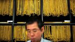 Warga Bangkok Antre Beli Emas Saat Harga Meroket