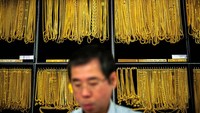 Kalung emas terpajang rapi di toko emas kawasan Chinatown, Bangkok, Thailand, Kamis (9/10/2025). Emas masih menjadi pilihan utama warga Thailand sebagai aset pelindung nilai. REUTERS/Athit Perawongmetha 
