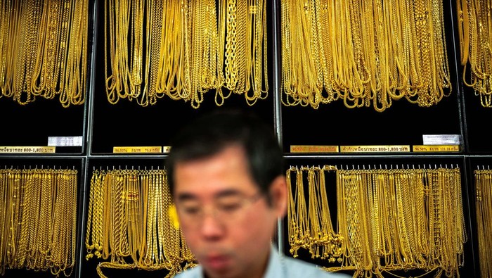Warga Bangkok Antre Beli Emas Saat Harga Meroket Gold necklaces are displayed inside a gold shop in Bangkok's Chinatown, Thailand, October 9, 2025. REUTERS/Athit Perawongmetha TPX IMAGES OF THE DAY