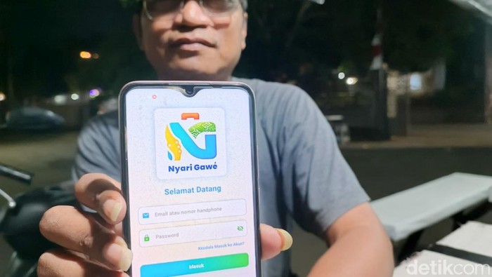 Warga Indramayu menunjukkan aplikasi Nyari Gawe