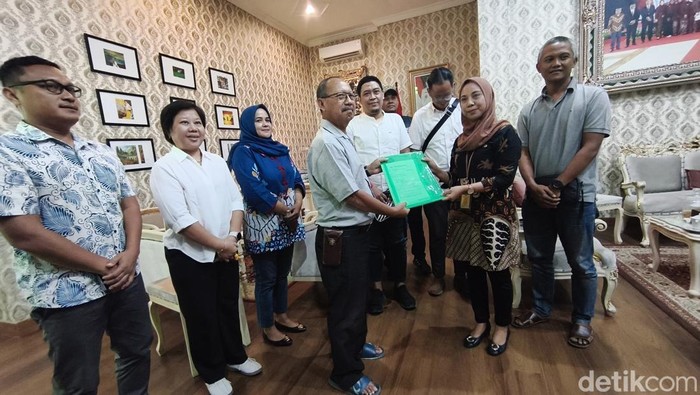 Warga Mutiara Regency menolak rencana pembongkaran tembok pembatas yang memisahkan dengan Mutiara City