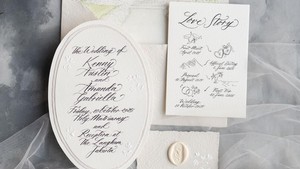 Timeline cinta Amanda dan Kenny tersebar lewat undangan pernikahan yang gemas dan jujur banget. Foto: dok. Bridestory