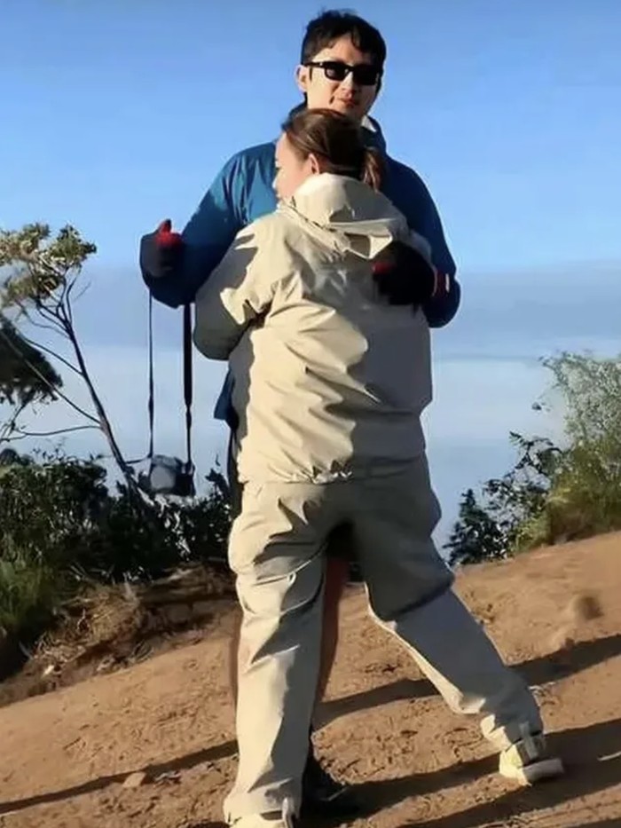 Amanda Manopo dan Kenny Austin saat mendaki Gunung Merbabu pada Agustus 2025 viral.