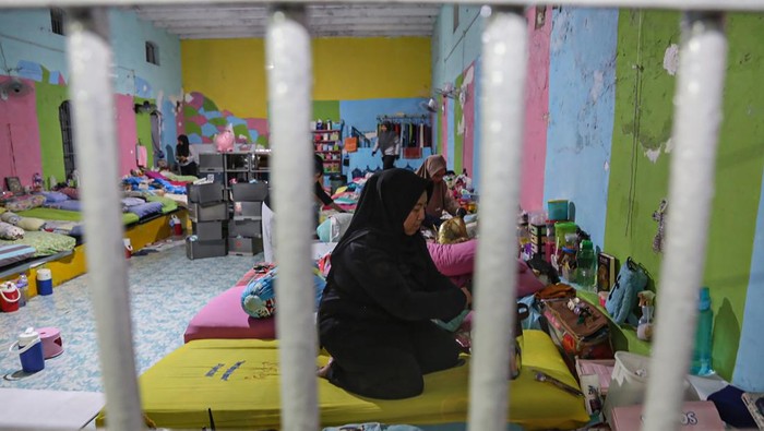 Petugas menggeledah blok hunian warga binaan pemasyarakatan (WBP) di Lembaga Pemasyarakatan (Lapas) Perempuan Kelas IIA Kota Semarang, Jawa Tengah, Jumat (10/10/2025). Petugas gabungan dari Lapas, Divisi Pemasyarakatan, TNI, dan Polri melakukan razia rutin barang ataupun obat-obatan terlarang serta narkotika bagi warga binaan kasus narkoba tersebut sebagai langkah antisipasi mencegah peredaran narkotika sekaligus gangguan keamanan dan ketertiban di lapas itu. ANTARA FOTO/Makna Zaezar/rwa.