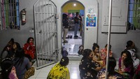 Petugas gabungan menggeledah blok hunian warga binaan di Lapas Perempuan Kelas IIA Kota Semarang, Jawa Tengah, Jumat (10/10/2025). ANTARA FOTO/Makna Zaezar
