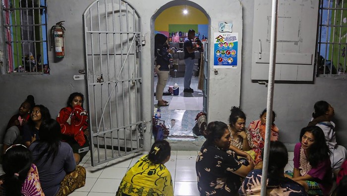 Petugas menggeledah blok hunian warga binaan pemasyarakatan (WBP) di Lembaga Pemasyarakatan (Lapas) Perempuan Kelas IIA Kota Semarang, Jawa Tengah, Jumat (10/10/2025). Petugas gabungan dari Lapas, Divisi Pemasyarakatan, TNI, dan Polri melakukan razia rutin barang ataupun obat-obatan terlarang serta narkotika bagi warga binaan kasus narkoba tersebut sebagai langkah antisipasi mencegah peredaran narkotika sekaligus gangguan keamanan dan ketertiban di lapas itu. ANTARA FOTO/Makna Zaezar/rwa.