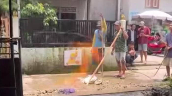 Api menyembur keluar dari pipa gas alam yang bocor di lokasi galian, Palembang, Sumsel.