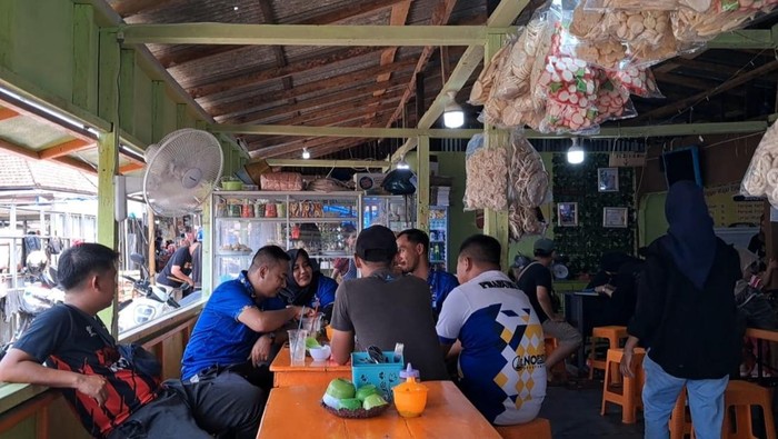 Atlet Pornas sedang menikmati pempek di Kampung Pempek Kapitan Palembang.