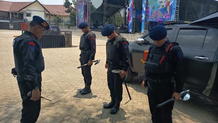 Brimob Polda Metro Jaya melalui Unit Jibom melaksanakan sterilisasi di lokasi Pentas Carasel Monstazia SMA 68 di JIExpo Kemayoran, Jakarta Pusat. (dok. ist)