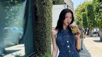 Di tengah kesibukannya mempromosikan lagu terbaru, penyanyi berusia 30 tahun ini cukup sering bagikan momen jalan-jalan hingga nongkrong di kafe.  Foto: Instagram @sooyaaa__