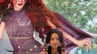 Tak ketinggalan, Jisoo yang merupakan penggemar makanan manis berpose dengan dua es krim cokelat dari Godiva. Foto: Instagram @sooyaaa__