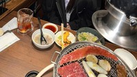 Saat ke Jepang, wanita yang terkenal sebagai main visual BLACKPINK ini tak melewatkan kesempatan makan malam dengan menu Japanese BBQ di salah satu restoran ternama. Foto: Instagram @sooyaaa__
