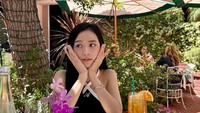 Mampir ke restoran ikonik di dalam Beverly Hills Hotel di Amerika, Jisoo tampil cantik dengan makanan pembuka. Foto: Instagram @sooyaaa__