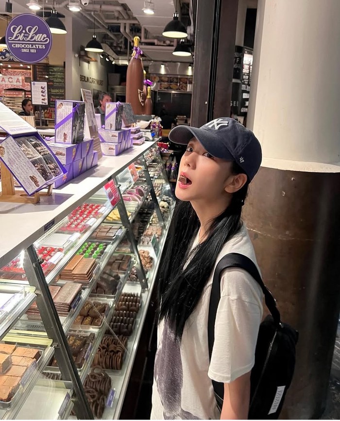 Cantiknya Jisoo ‘BLACKPINK’ saat Jajan Cokelat hingga Es Krim