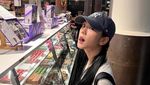 Cantiknya Jisoo BLACKPINK saat Jajan Cokelat hingga Es Krim