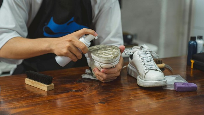 Cara Mencuci Sepatu yang Benar agar Tidak Bau, Warnanya Tak Pudar dan Menguning