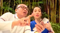 Salah satu momen terlihat ketika pasangan selebriti ini makan steak di sebuah restoran. Dearly dan Ari sempat mendapatkan komentar negatif netizen soal hubungan keduanya. Foto: Instagram/@dearlyjoshua