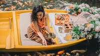 Tak hanya bersama Ari, tapi momen makan Dearly Joshua juga seringkai menarik perhatian. Salah satunya momen makan di sebuah perahu di tengah kolam ikan koi. Foto: Instagram/@dearlyjoshua