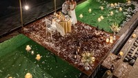 Momen lain dari Dearly dan Ari saat makan malam romantis. Keduanya makan di pinggir kolam renang yang bertaburan bunga menambah kesan syahdu. Foto: Instagram/@dearlyjoshua