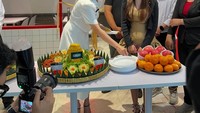 Diketahui juga kalau Dearly Joshua adalah seorang pengusaha. Ia membuka gerai tempat makan bernama Ibu Jari di Blok M. Ini momen grand opening-nya beberapa waktu lalu. Foto: Instagram/@dearlyjoshua