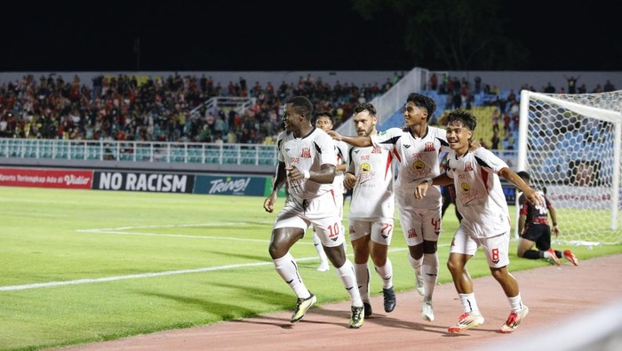 Para pemain Deltras FC merayakan gol di gawang Persipura
