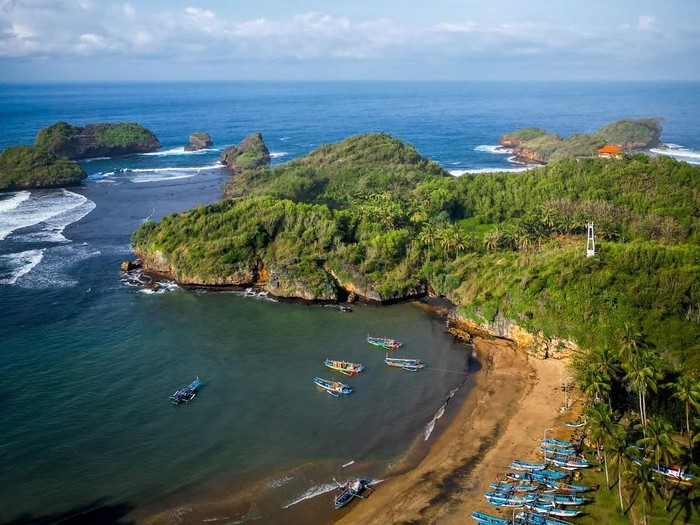 Pemandangan Pantai Watu Karung di Pacitan