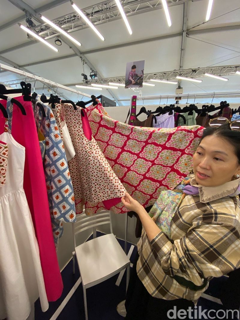 Desainer Prancis Belajar Batik dan Tenun Lewat Program Pintu Residency 2025