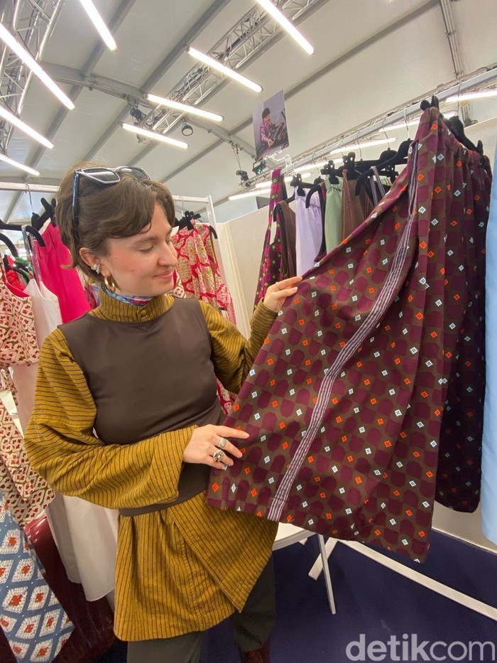 Desainer Prancis Belajar Batik dan Tenun Lewat Program Pintu Residency 2025