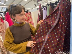 Kolaborasi Prancis-RI, Tenun Songket NTB Eksis di Pameran Fashion Paris