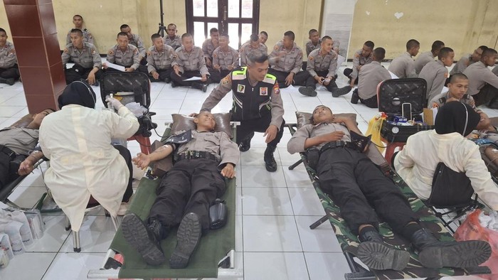 Donor darah massal siswa Sekolah Polisi Negara Polda Jatim di Mojokerto.