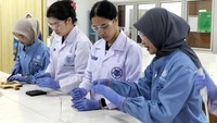 Eka mengaku kaget karena berhasil masuk dalam top 2% scientist. Konsentrasi penelitian Eka merupakan aplikasi analitik, misalnya mendeteksi bahan berbahaya dalam makanan. Foto: Novia Aisyah/detikcom