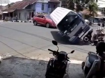Video: Detik-detik Elf Terguling Tabrak 2 Motor dan Gerai HP di Ciamis