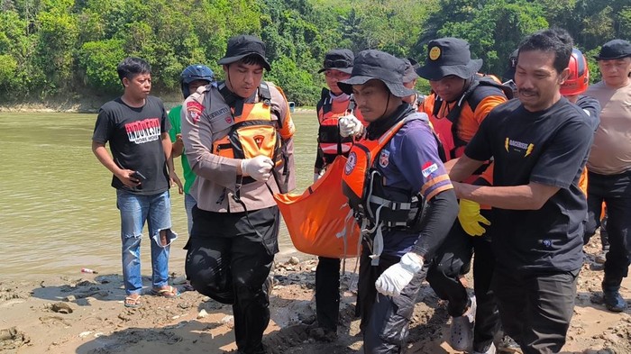 Siswa Madrasah Aliyah (MA) bernama Aldi Oktavian yang tenggelam di Sungai Saddang, Kabupaten Enrekang, Sulawesi Selatan (Sulsel) ditemukan dalam kondisi meninggal dunia.