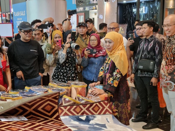 Gubernur Jatim Khofifah Indar Parawansa keliling PRJ di Grand City Surabaya.