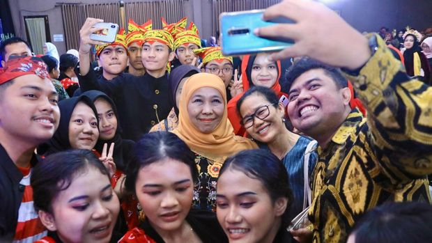 Gubernur Jawa Timur Khofifa Indar Parawansa Menghadiri Lomba Paduan Suara SMA/SMK Tingkat Provinsi Jawa Timur Tahun 2025 bertajuk 'Suara Harmoni Generasi Emas Jawa Timur'.