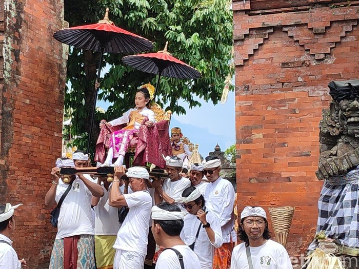 Iring-iringan pemedek dalam ritual Nyenuk di Puri Agung Jro Kuta, Denpasar, Sabtu (11/10/2025). (Ahmad Firizqi/detikBali).