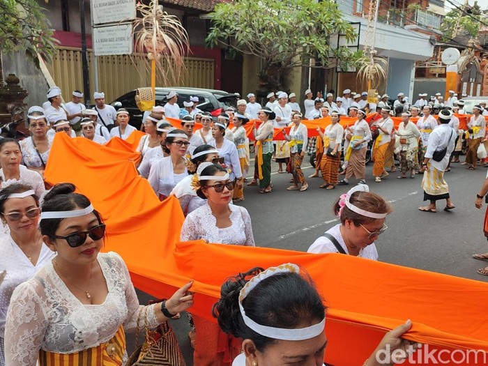 Iring-iringan pemedek dalam ritual Nyenuk di Puri Agung Jro Kuta, Denpasar, Sabtu (11/10/2025). (Ahmad Firizqi/detikBali).