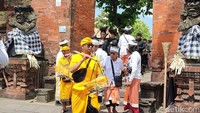 Dari sekian ribu krama Bali yang berpakaian adat Bali berwarna putih, ada juga yang menggunakan pakaian adat Bali berwarna merah, kuning, hitam dan tridatu (tiga warna), warna yang menjadi simbol keagungan umat Hindu Bali. (Ahmad Firizqi/detikBali).