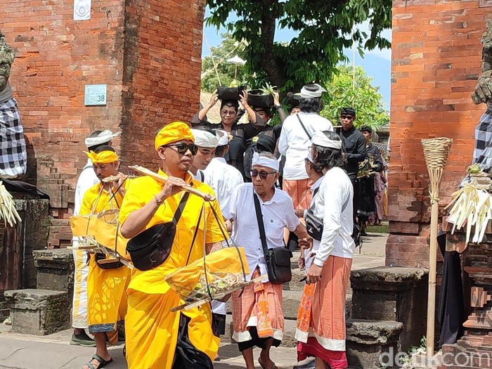 Iring-iringan pemedek dalam ritual Nyenuk di Puri Agung Jro Kuta, Denpasar, Sabtu (11/10/2025). (Ahmad Firizqi/detikBali).