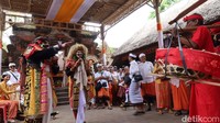 Para tamu disambut dua topeng Sidakarya di Puri Agung Jro Kuta dengan lawakan berbahasa Bali, Sabtu (11/10/2025). (Aryo Mahendro/detikBali).