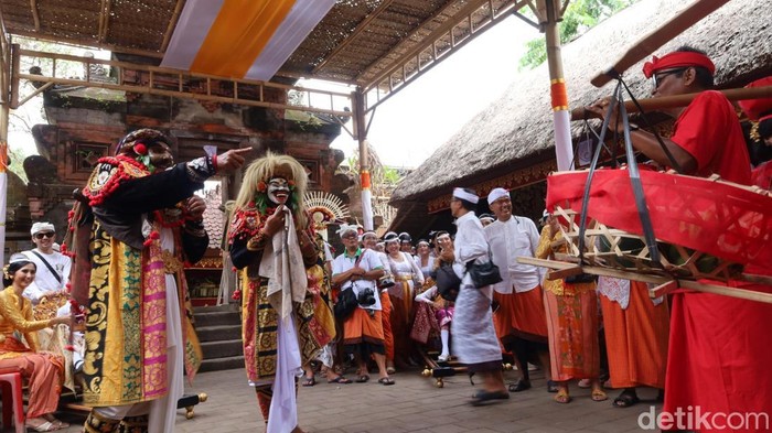 Iring-iringan pemedek dalam ritual Nyenuk di Puri Agung Jro Kuta, Denpasar, Sabtu (11/10/2025). (Aryo Mahendro/detikBali). Iring-iringan pemedek dalam ritual Nyenuk di Puri Agung Jro Kuta, Denpasar, Sabtu (11/10/2025). (Aryo Mahendro/detikBali).