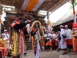 Para tamu disambut dua topeng Sidakarya di Puri Agung Jro Kuta dengan lawakan berbahasa Bali, Sabtu (11/10/2025). (Aryo Mahendro/detikBali).