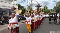 Iring-iringan pemedek dalam ritual Nyenuk di Puri Agung Jro Kuta, Denpasar, Sabtu (11/10/2025). (Aryo Mahendro/detikBali).