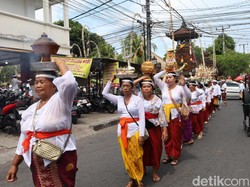 Iring-iringan pemedek dalam ritual Nyenuk di Puri Agung Jro Kuta, Denpasar, Sabtu (11/10/2025). (Aryo Mahendro/detikBali).